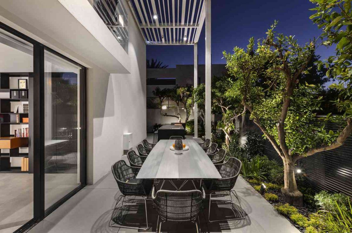 Simoene Architects Ltd – Central Israel תאורת אדריכלית על מרפסת בעיצוב מיוחד של קמחי דורי